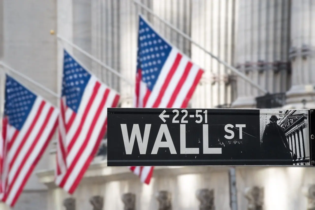 Wall Street: Ανοδος του S&P 500 με ώθηση από τις μετοχές των κατασκευαστών μικροτσίπ – Υποχωρούν οι τιμές του πετρελαίου
