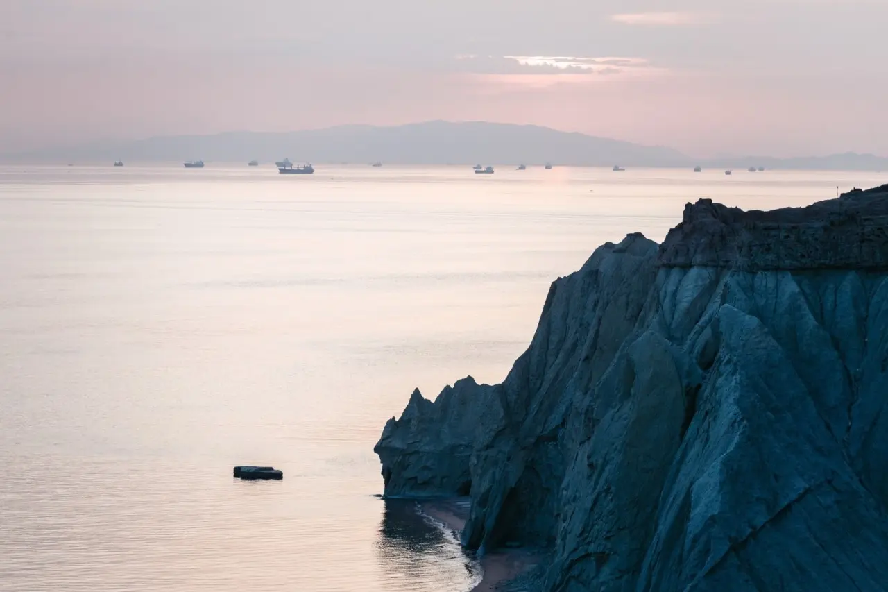 FT: Τα ΗΑΕ είναι διατεθειμένα να μετάσχουν σε διεθνή ομάδα για το άνοιγμα των Στενών του Ορμούζ