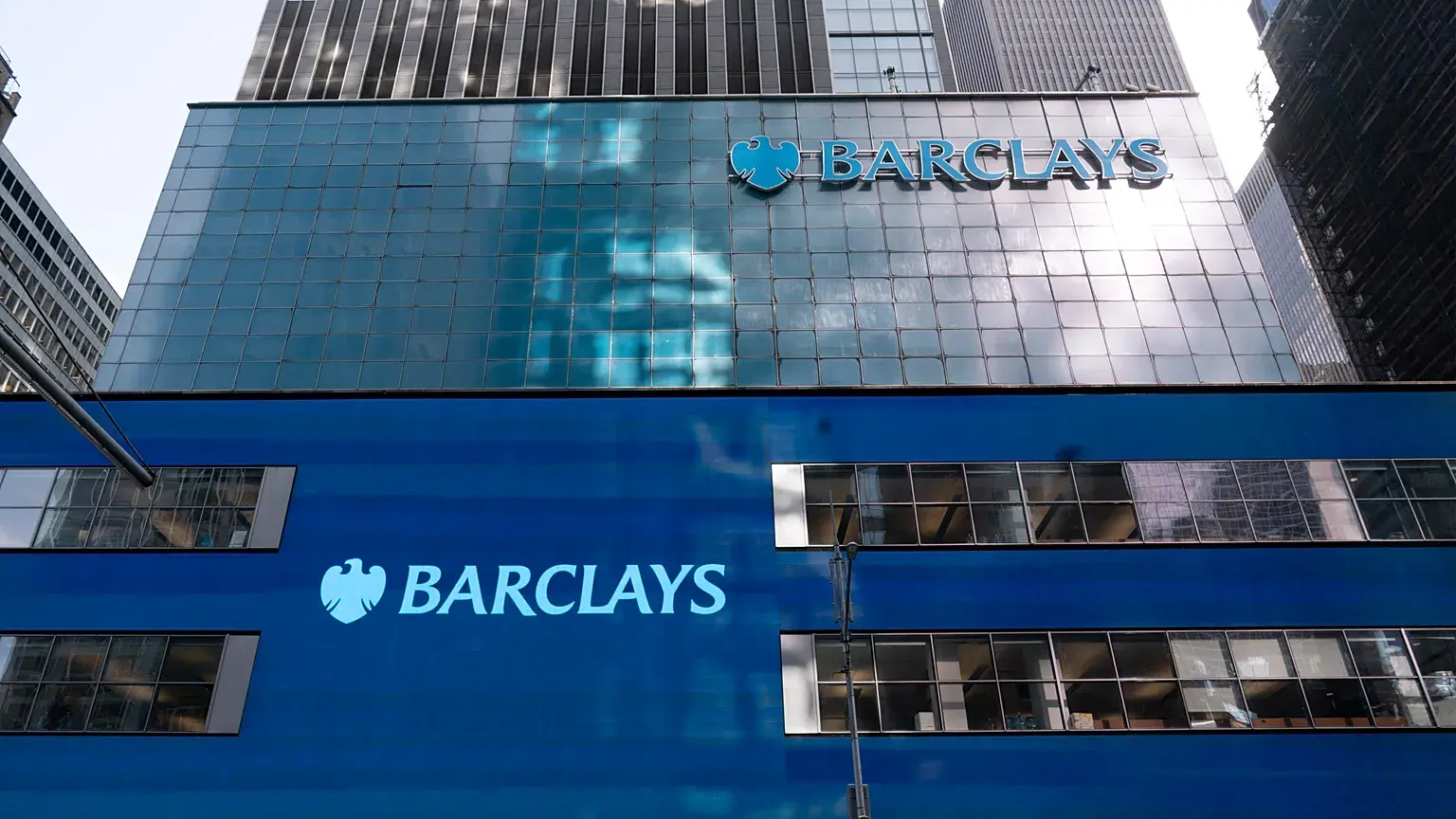 Barclays: Πτώση 7,1% της μετοχής παρά το νέο buyback 1 δισ. στερλινών