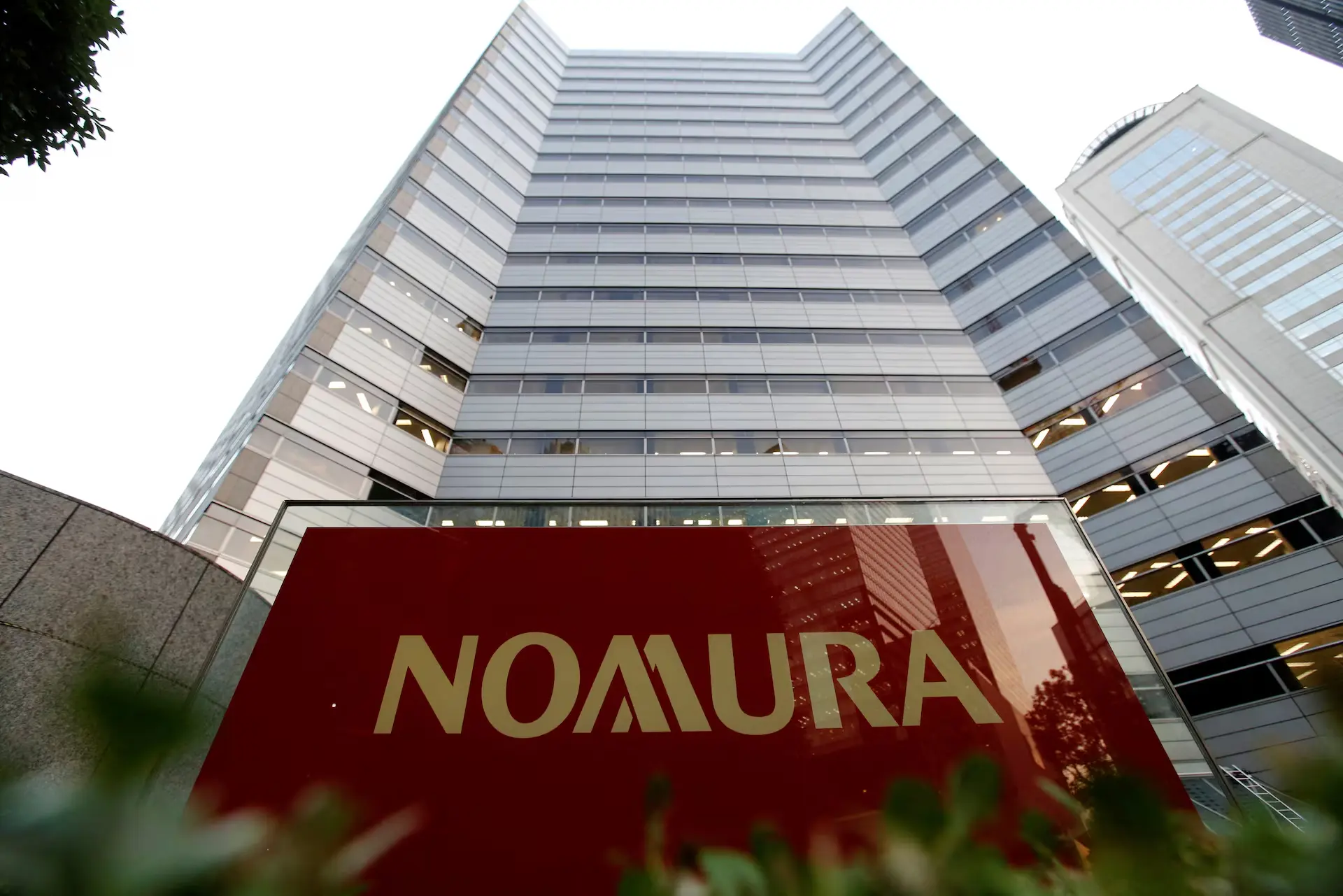 Nomura: Αυξάνει κατά 50% τον στόχο κερδοφορίας μετά από χρονιά-ρεκόρ