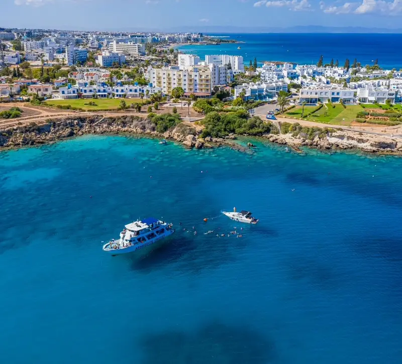 Προσωρινή ένεση ο Κατακλυσμός για ξενοδοχεία – Το τριήμερο γεμίζει και τα αεροπλάνα προς Ελλάδα
