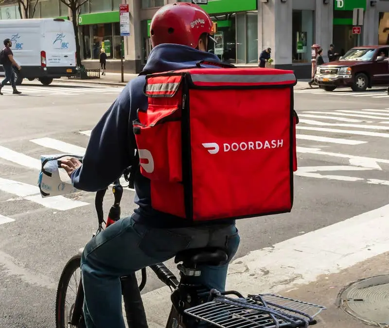 Νέο μεγάλο deal στην αγορά διανομών: Η DoorDash εξαγοράζει την Instacart έναντι $17 δισ.