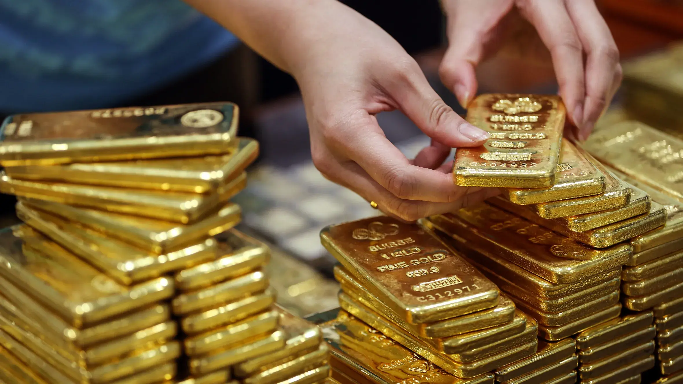 Υποχωρεί προς τις 4.000 δολάρια ο χρυσός μετά τη Fed – Φόβοι για αύξηση επιτοκίων τον Δεκέμβριο
