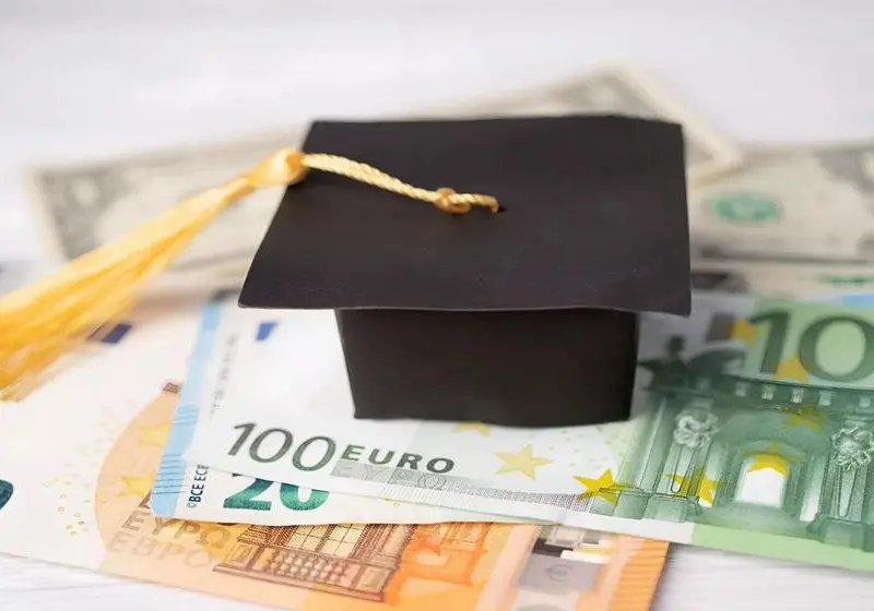 Χωρίς εξασφαλισμένη χρηματοδότηση η αύξηση των κρατικών υποτροφιών, λέει η Ελεγκτική