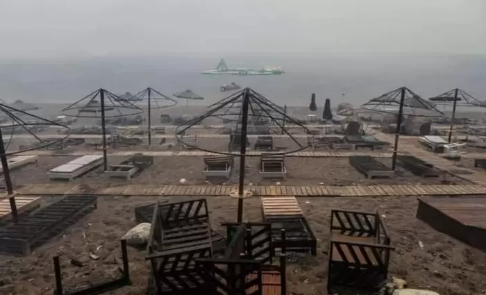 Στάχτες και αποκαΐδια στη μεγαλύτερη παραλία της Λέσβου