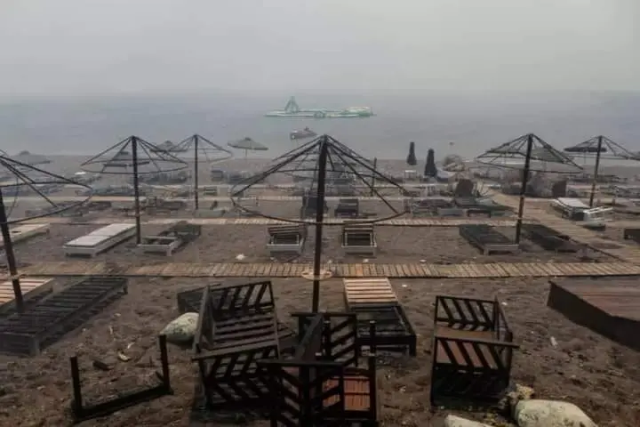 Στάχτες και αποκαΐδια στη μεγαλύτερη παραλία της Λέσβου