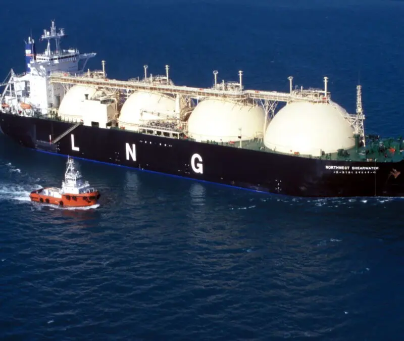 Shell: Στάσιμη η παγκόσμια προσφορά LNG το 2026 λόγω της κρίσης στη Μέση Ανατολή