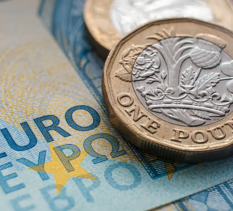 Ευρώ: H μεγαλύτερη μηνιαία πτώση έναντι της στερλίνας από το 2022