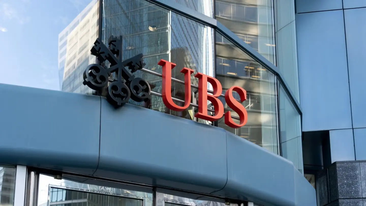 UBS: Τι κερδίζει και τι χάνει αν εγκαταλείψει την Ελβετία – Το δίλημμα των 33 δισ. και τα σενάρια συγχώνευσης