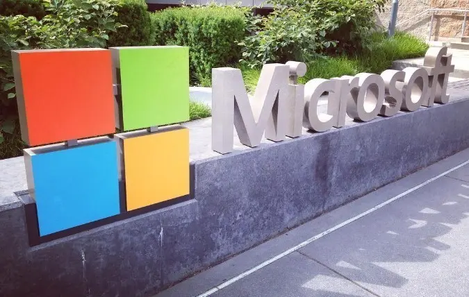 Microsoft: Ισχυρά αποτελέσματα, αλλά πτώση της μετοχής με αγκάθι τις κεφαλαιουχικές δαπάνες