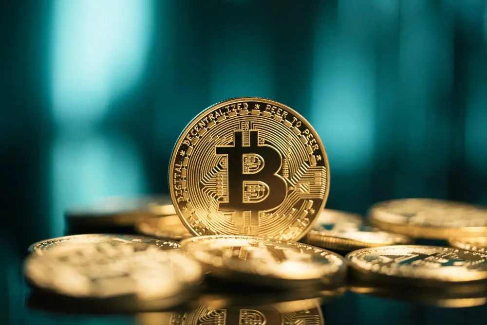 Bitcoin: Από τη φρενίτιδα στις πωλήσεις – Καταρρέουν οι μετοχές από τις εταιρείες που πόνταραν στα κρυπτονομίσματα