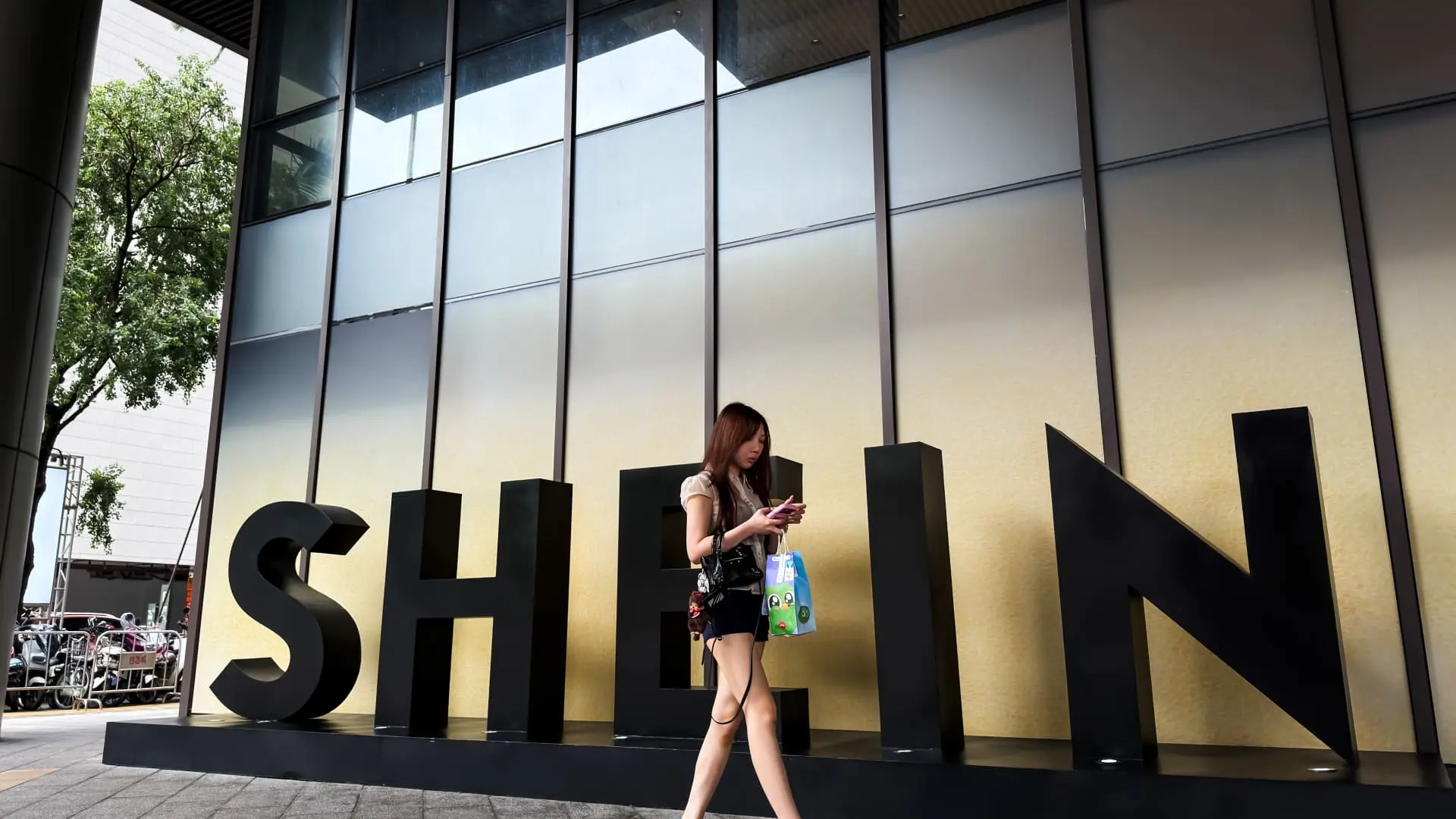 Shein: Σχέδιο για επιστροφές μετρητών και δωρεάν μετοχές πριν από την IPO στο Χονγκ Κονγκ