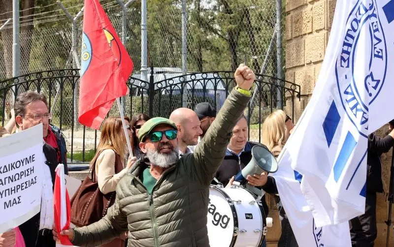 Έξω από το Προεδρικό με αιτήματα σήμερα οι εργαζόμενοι σε προγράμματα του ΥΠΑΝ
