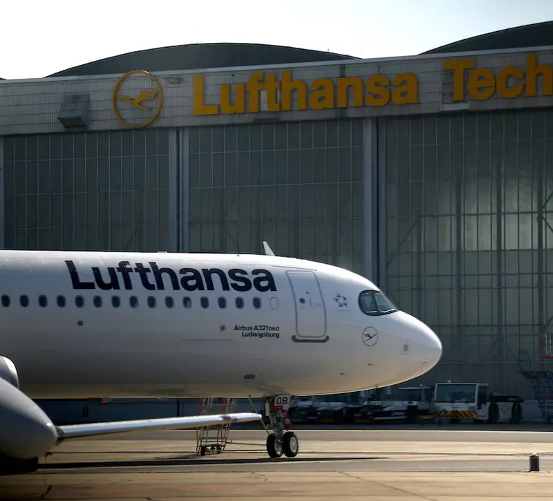 Lufthansa: Υποβαθμίζει τις προβλέψεις για το 2026 – Πλήγμα από τα καύσιμα και τις απεργίες