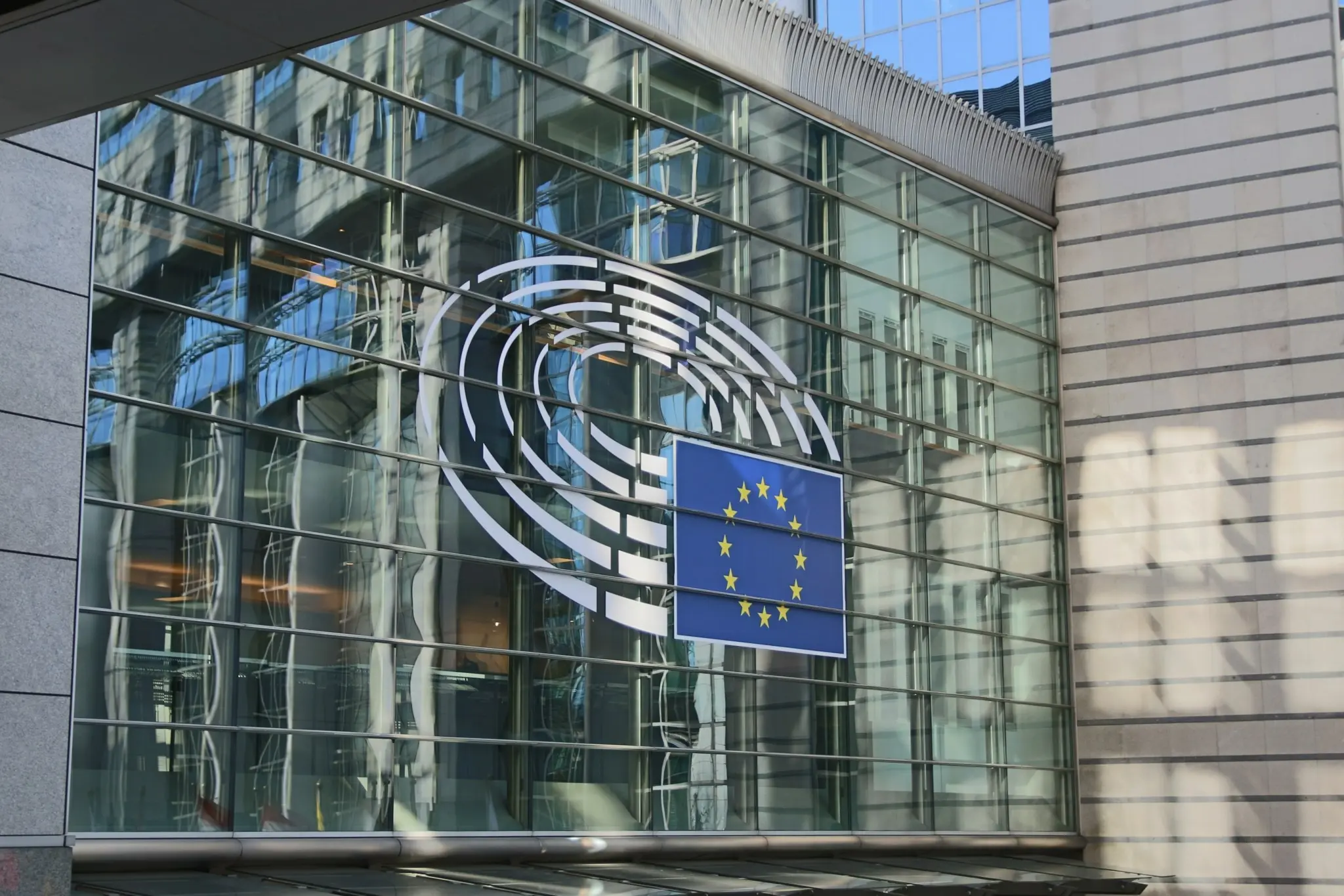 Πλατφόρμες, εισαγόμενα προϊόντα και κρυπτονομίσματα: Η ακτινογραφία των νέων φόρων που ζητά το Ευρωκοινοβούλιο