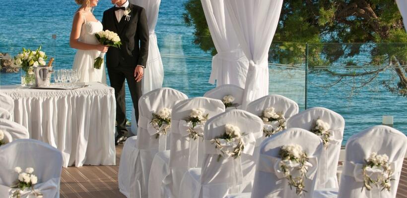 Διευκρινήσεις για τη μάσκα σε γάμους και βαπτίσεις