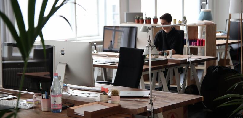 Τετραήμερη εργασία: Τα οφέλη για εργαζόμενους, στελέχη και πελάτες