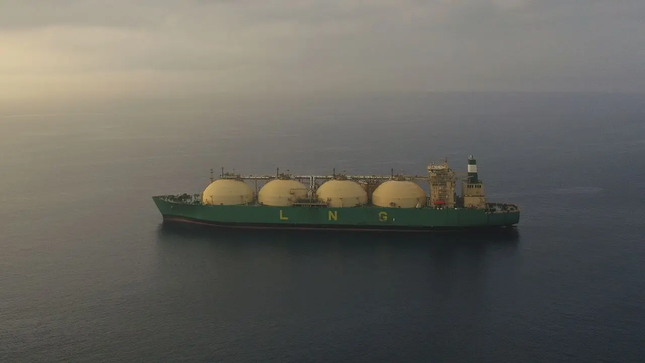 Η Ρωσία επεκτείνει τον «σκιώδη» στόλο LNG ενόψει των νέων ευρωπαϊκών κυρώσεων