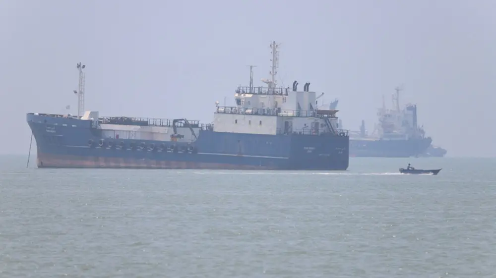Δεξαμενόπλοια LNG ετοιμάζονται να διέλθουν τα Στενά του Ορμούζ υπό την προστασία των αμερικανικών δυνάμεων