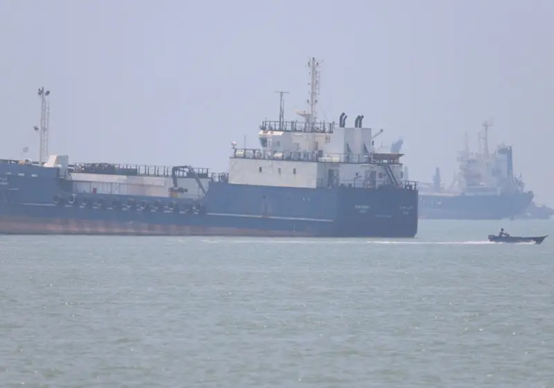 Δεξαμενόπλοια LNG ετοιμάζονται να διέλθουν τα Στενά του Ορμούζ υπό την προστασία των αμερικανικών δυνάμεων