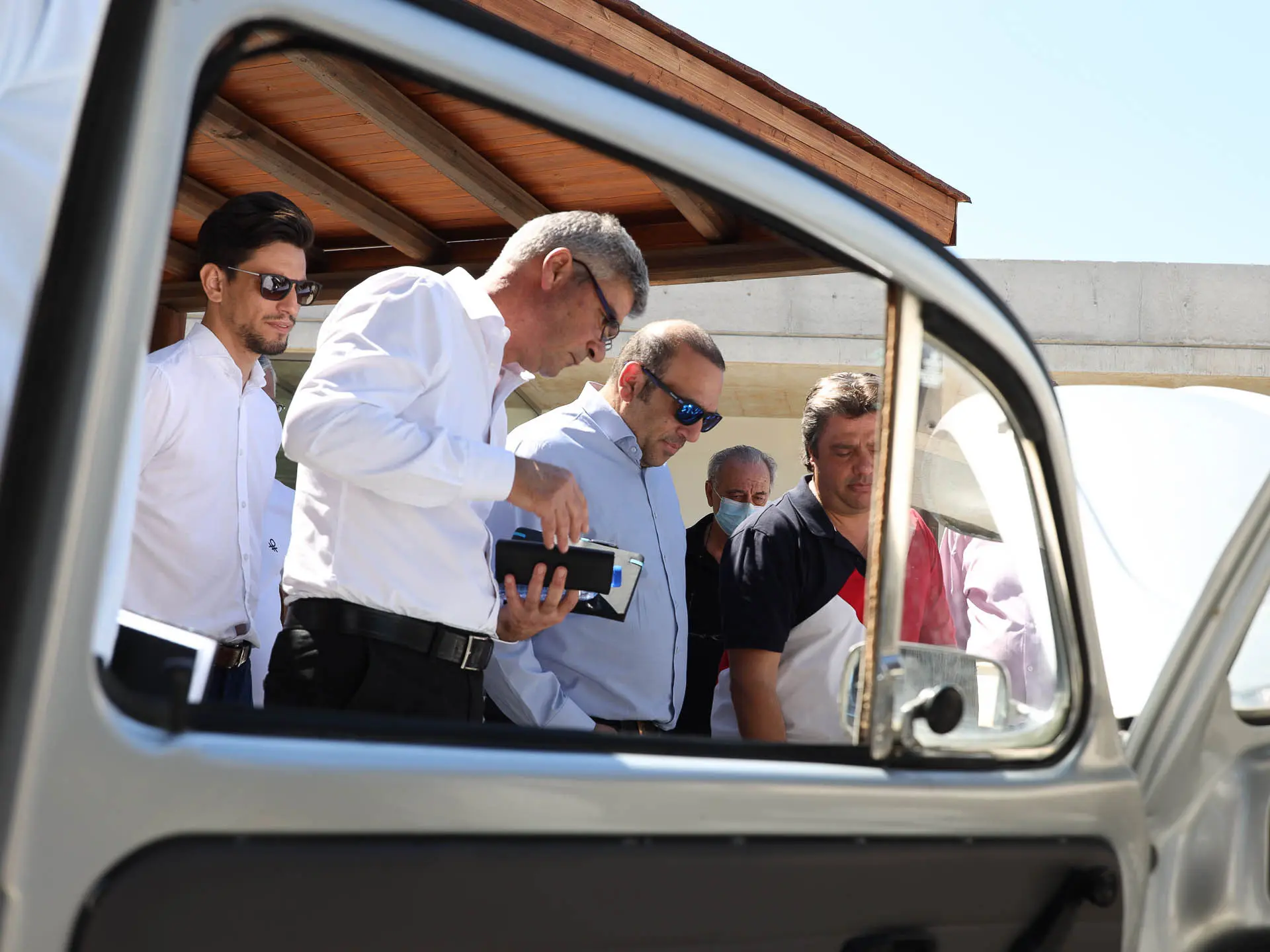 Μαθητές μετέτρεψαν όχημα σε ηλεκτρικό (pics)