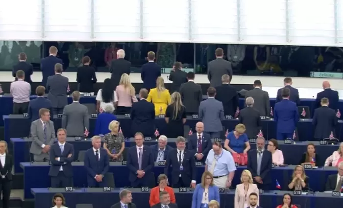 Οι Βρετανοί του Brexit γύρισαν την πλάτη στον ευρωπαϊκό ύμνο (vid)