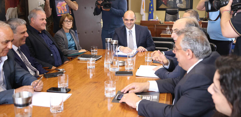 Συνομιλούν σήμερα συντεχνίες και ΟΕΒ για την ΑΤΑ