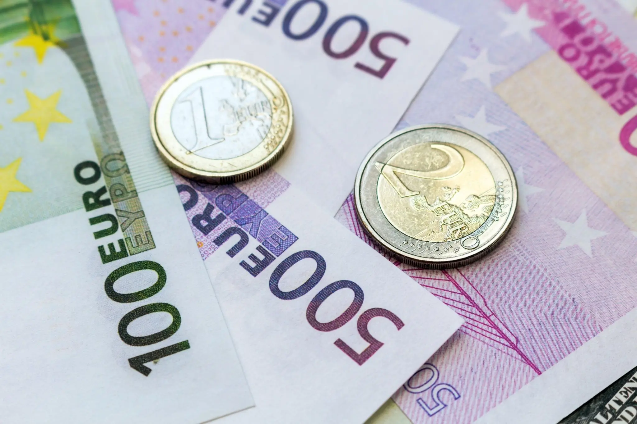 Οι επενδυτές σορτάρουν μαζικά το ευρώ – Το στοίχημα των €38 δισ. και ο φόβος για πτώση στα $1,10