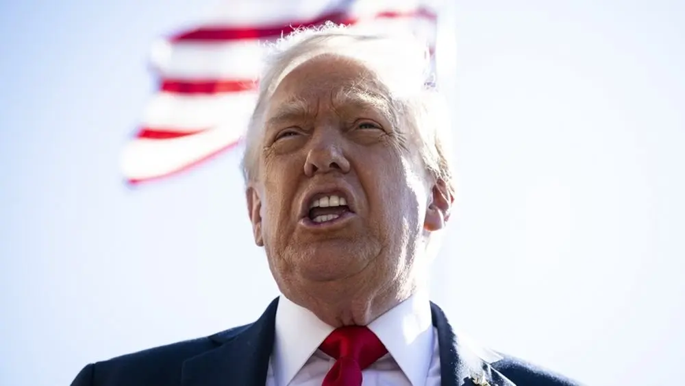 Ο Τραμπ επιβάλλει πρόσθετους δασμούς 100% στην Κίνα