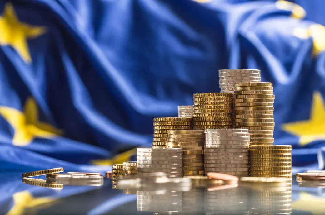Συναγερμός στην Ευρωζώνη για τα ομόλογα: Σε υψηλά 25ετίας το κόστος δανεισμού στη Γαλλία, γιατί δεν παρεμβαίνει η ΕΚΤ