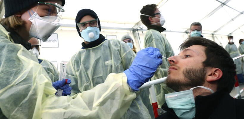 Επεκτείνονται οι έλεγχοι για covid-19 σε εργαζόμενους επιχειρήσεων