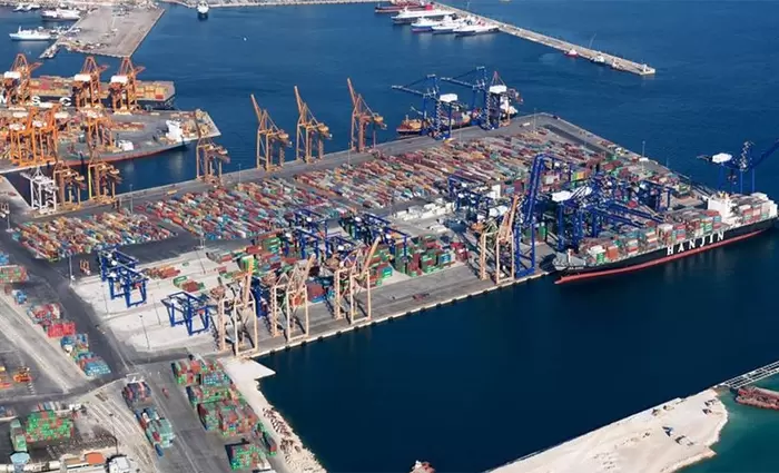 Σχεδόν 150.000 containers έχασε ο Πειραιάς λόγω Χούθι