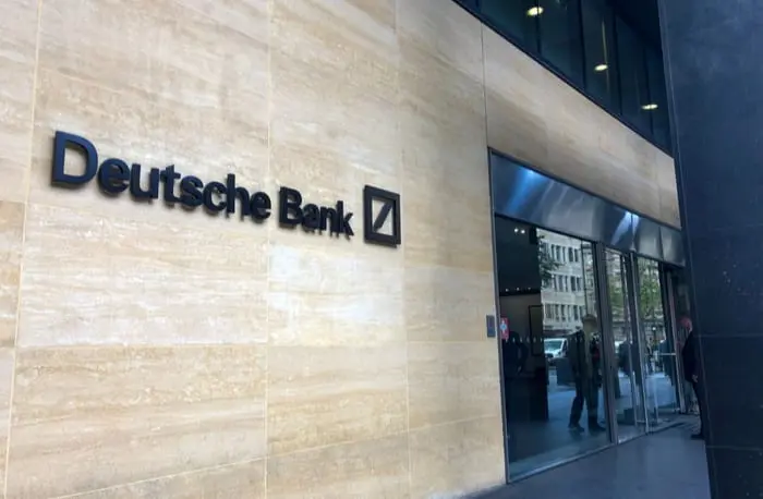 Γιατί κατρακυλά η μετοχή της Deutsche Bank - Η σχέση με την Credit Suisse