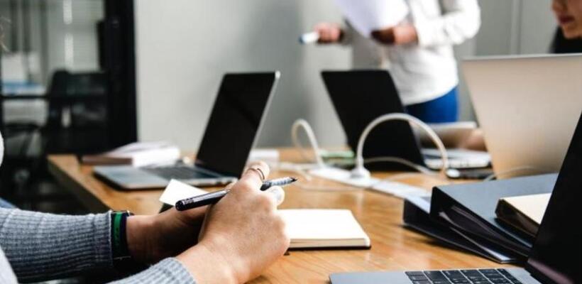 Έφυγαν 782 μόνιμοι και ήρθαν 925 έκτακτοι στη δημόσια υπηρεσία