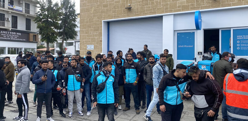 Τιμινής: Αυξήθηκε στα 13 ευρώ η αμοιβή των ντελιβεράδων της Wolt - Πως σχολιάζει η εταιρεία