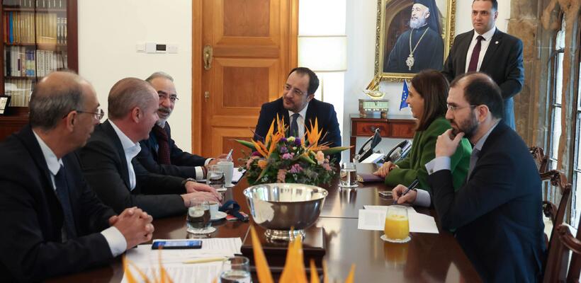 Σε ενέργειες για βοήθεια στο επιχειρείν συμφώνησαν ΠτΔ – ΟΕΒ