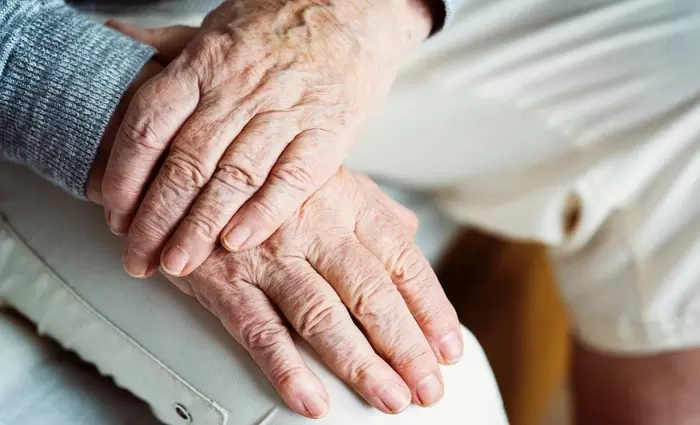 Ελλάδα: Ο πληθυσμός γερνάει και οι δαπάνες θα μειωθούν