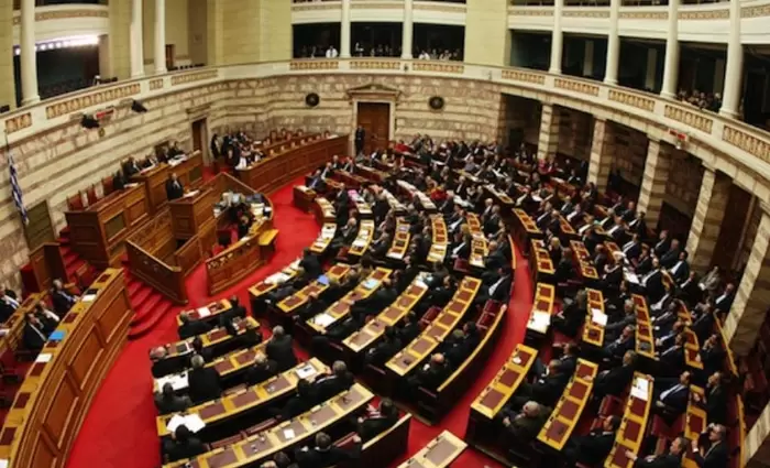 Ελλάδα: Αποζημίωση €800 για εργαζόμενους που σταματούν να δουλέυουν