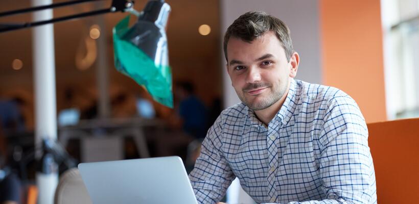 Μείωση στην απασχόληση στην κυβέρνηση λόγω μεταφοράς ωρομισθίων στον ΟΚυΠΥ