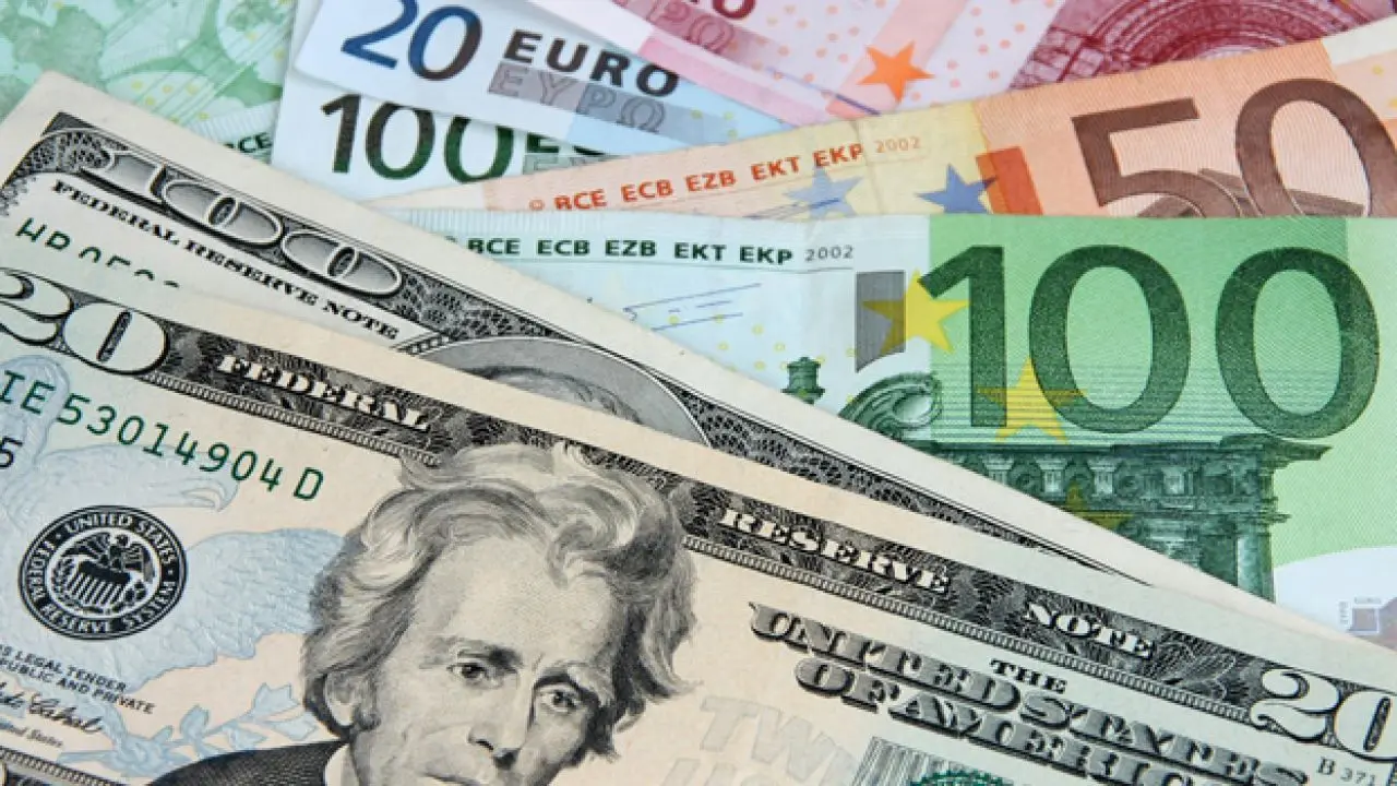 Το ευρώ υποχωρεί 0,30%, στα 1,1633 δολάρια