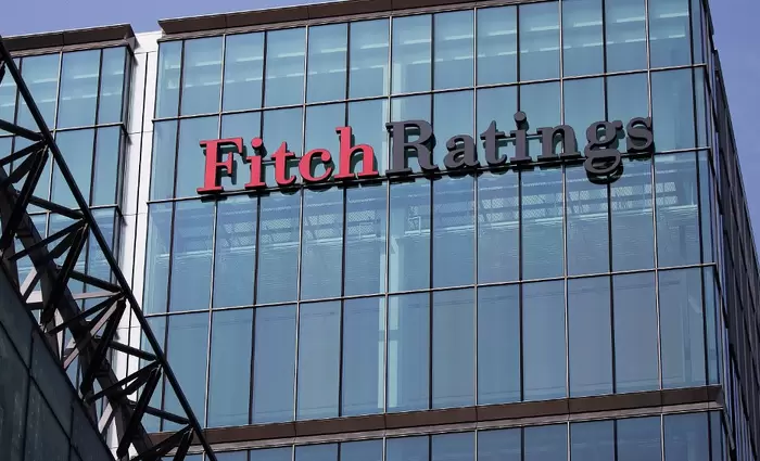 Fitch Ratings: Πώς η Ελλάδα μειώνει κατά 50 μονάδες το χρέος της