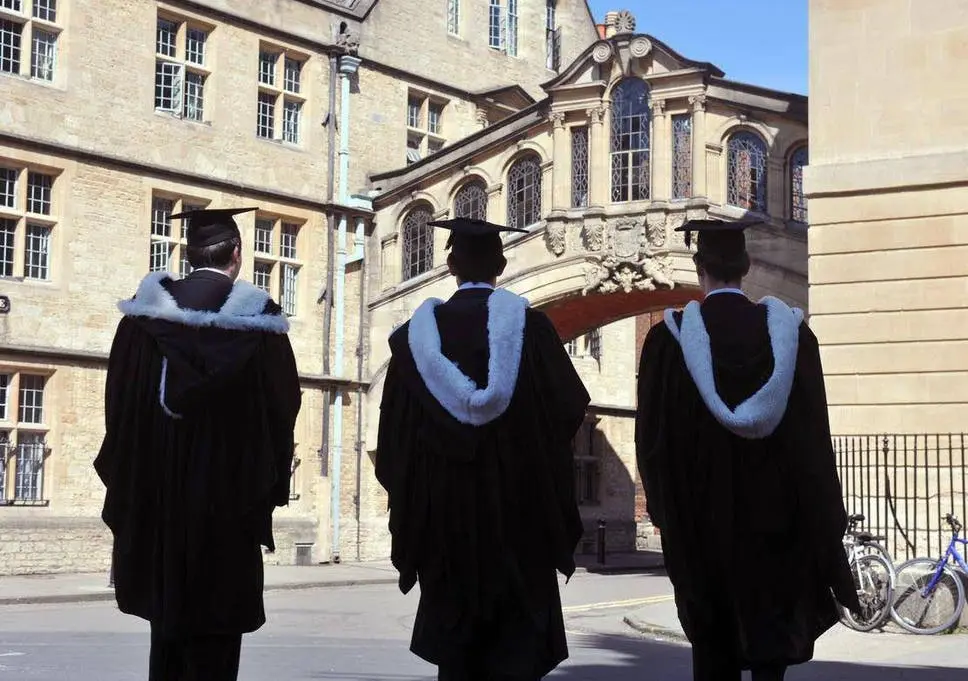 Πόσο ακριβά θα πληρώνουμε τις σπουδές στα βρετανικά πανεπιστήμια;