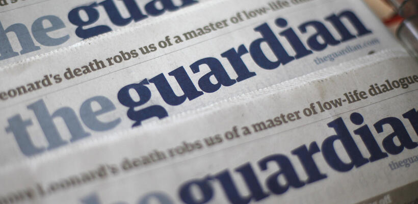 Σε βιοδιασπώμενη σακούλα πλέον, η «Guardian»  