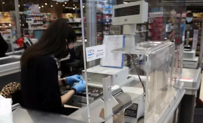 Υποχρεωτική από σήμερα η μάσκα στις υπεραγορές της Ελλάδας