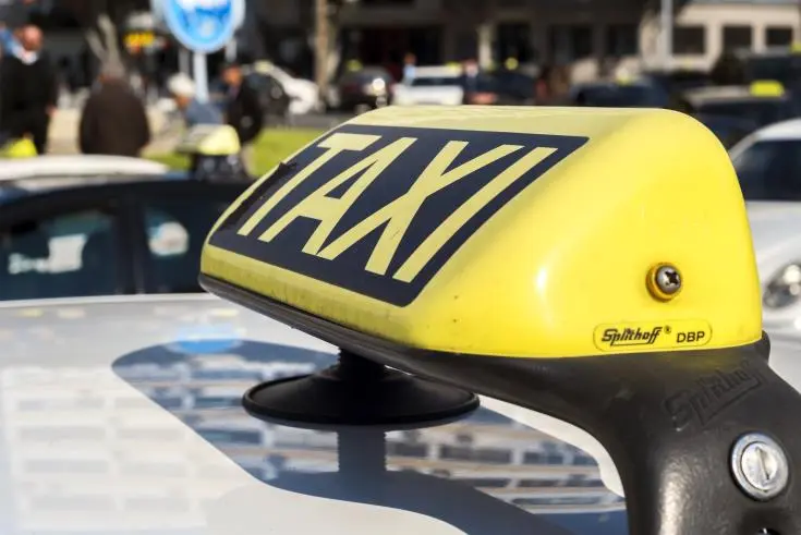 Προειδοποιούν με δυναμικότερες κινητοποιήσεις οι οδηγοί αστικών ταξί