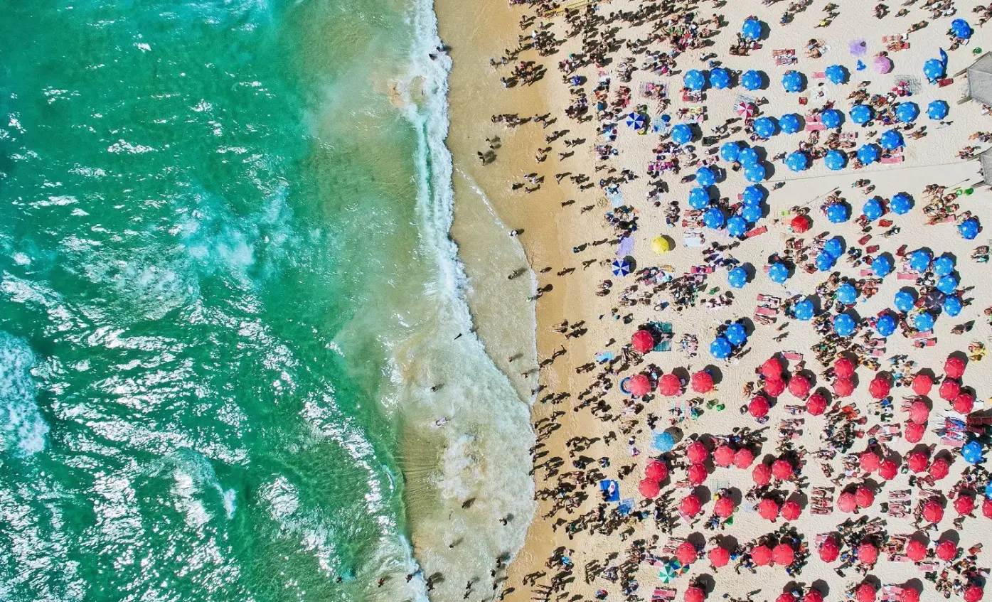 Οφείλεται ο υπερτουρισμός στα φθηνά αεροπορικά εισιτήρια; Τι υποστηρίζει αναλυτής