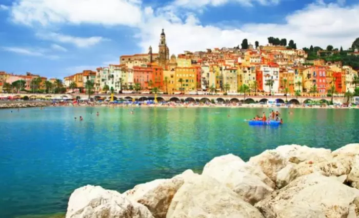 Το νησί που εξελίσσεται σε προορισμό παντός καιρού