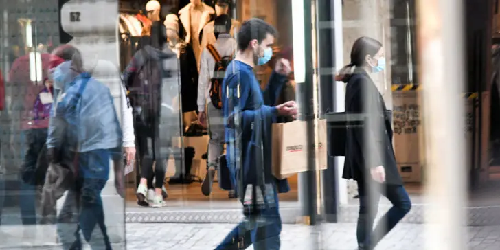 Σηκώνουν ρολά τα καταστήματα από σήμερα στην Ελλάδα