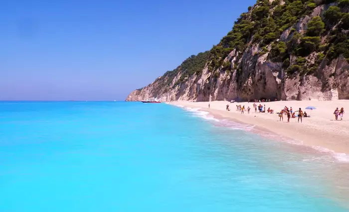 Αυτή είναι η παραλία με τα πιο γαλάζια νερά στον κόσμο