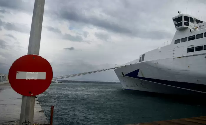 Δεμένα τα πλοία σε πολλά λιμάνια και πορθμεία της Ελλάδας